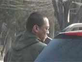 王学兵叼烟会友下午茶显颓废