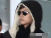 王珞丹回京 黑衣黑帽似女巫