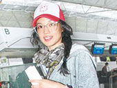 舒淇现身机场素颜不怕拍照