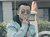 文章点烟骑潮车惬意自在