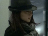 高圆圆裹黑衣抵京似大魔术师