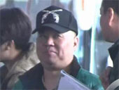 郭德纲戴棒球帽打扮时尚