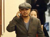 徐峥混搭撇外八 似大叔进城