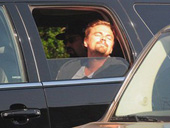 莱昂纳多坐车晒日光浴很陶醉