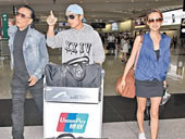 谢霆锋一家三口返港星味浓