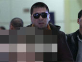 陈建斌戴墨镜穿风衣扮大佬