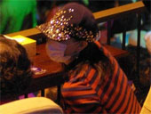 宋祖英五一游玩口罩帽子遮面