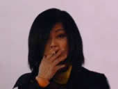 过气歌手何静出机场大过烟瘾