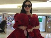 霍思燕怀抱玫粉泰迪熊遮孕肚