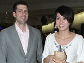 梁咏琪回港老公接机甜蜜揽腰