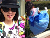 李湘带女游迪士尼调皮翻护栏