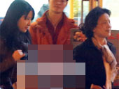 刘亦菲素颜与母亲享受美食