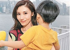 李嘉欣带儿子看大黄鸭庆母亲节