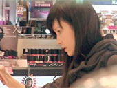 周慧敏素颜抢购平民化妆品