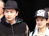 赵丽颖与陈晓回京小鸟依人