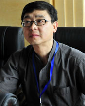 董争臻认真观看参赛作品