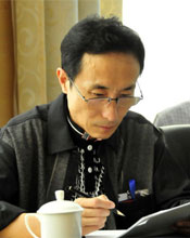 巩汉林认真阅读参赛作品介绍