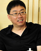 甲丁认真观看参赛作品