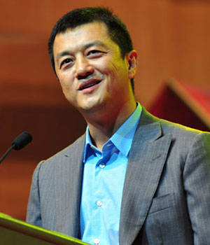 李亚鹏离婚后首现身面对媒体