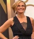 茱莉亚·罗伯茨黑色蕾丝礼服非常亮眼