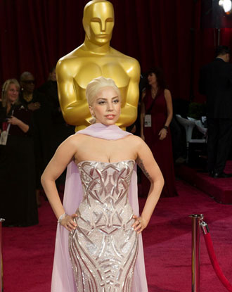 奥斯卡红毯秀：Lady Gaga典雅似蜡像