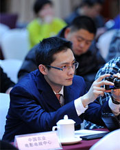 与会嘉宾认真听会