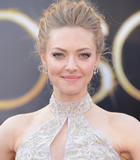 《悲惨世界》主演阿曼达·塞弗里德走上红毯