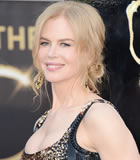 妮可-基德曼华丽亮片裙牵手老公秀甜蜜