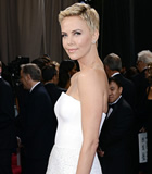 查理兹·塞隆短发造型走过红毯。