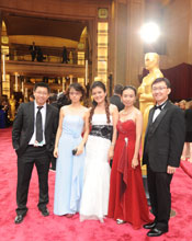 新华社报道团队在第86届奥斯卡颁奖典礼红毯合影