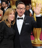 导演保罗-费格携妻亮相红毯