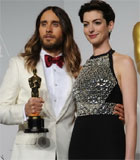 最佳男配角得主贾里德·莱托与安妮·海瑟薇合影