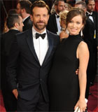 奥利维亚·维尔德挺大肚与老公现身红毯