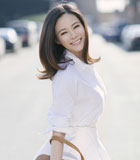 关悦登封面时髦街拍范儿 白裙笑眼传递幸福秘诀