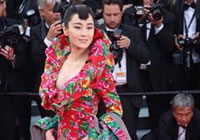 张馨予红绿花布裙穿越撞衫巩俐 被指像床单