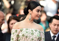 范冰冰印花白袍霸气亮相 被戏称似"葱花裙"