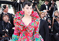 张馨予花布震惊戛纳 “凤戏牡丹”古韵东方
