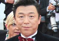 黄渤黑色礼服亮相红毯 东方绅士戛纳“摸金”