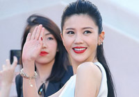 杨子姗首次现身戛纳电影节 优雅银裙亮相红毯