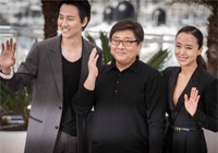 全度妍亮相戛纳帅气不失性感 深V出镜笑容灿烂