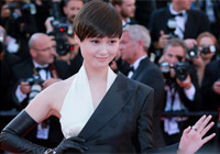 李宇春戛纳黑白摩登 燕尾服搭喇叭裤帅气妩媚