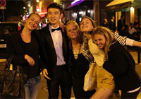 董子健戛纳街头人气旺 午夜遭遇热情女粉丝