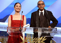 周韵亮相戛纳电影节闭幕红毯 受邀颁奖嘉宾