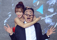 柳岩红裙美艳亮相 大鹏遭暴揍笑言"很享受"