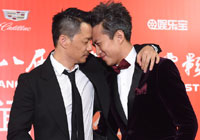 邓超与段奕宏脸贴脸秀&ldquo;恩爱&rdquo; 热吻曹保平