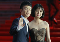 董子健倒着走红毯 主持颁奖双语流利萌萌哒