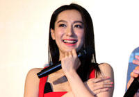 董维嘉红裙亮相上影节 吐槽&ldquo;男友不是人&rdquo;