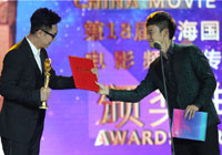 董子健为大鹏颁新人奖 相约客串"屌丝男士"