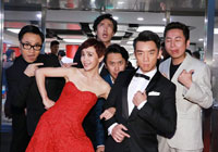 前任2众主创鬼脸自拍 郭采洁露背红裙惊艳