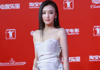 秦岚亮相上影节闭幕式 半小时换装步态优雅